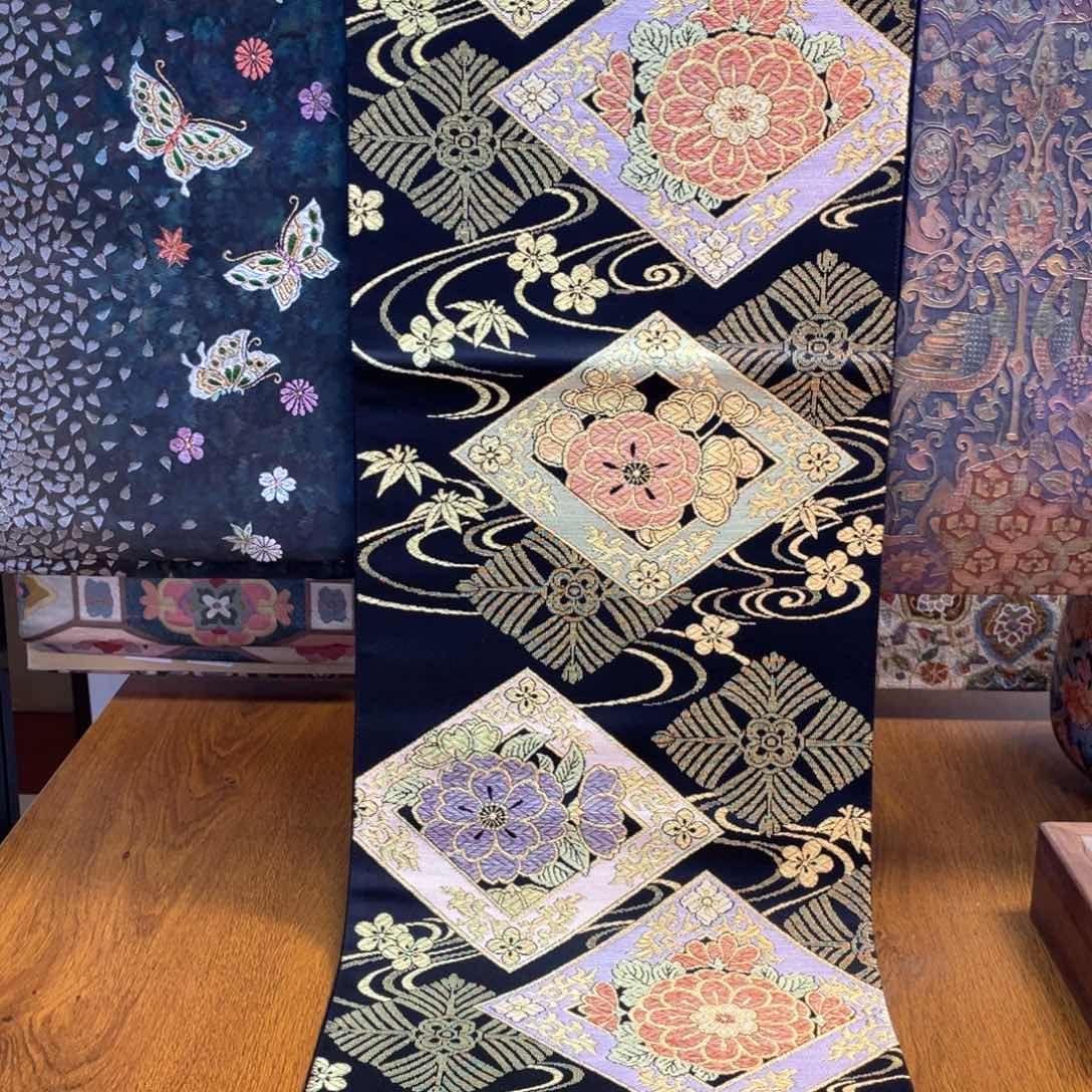 织绣黑金菱形宝相