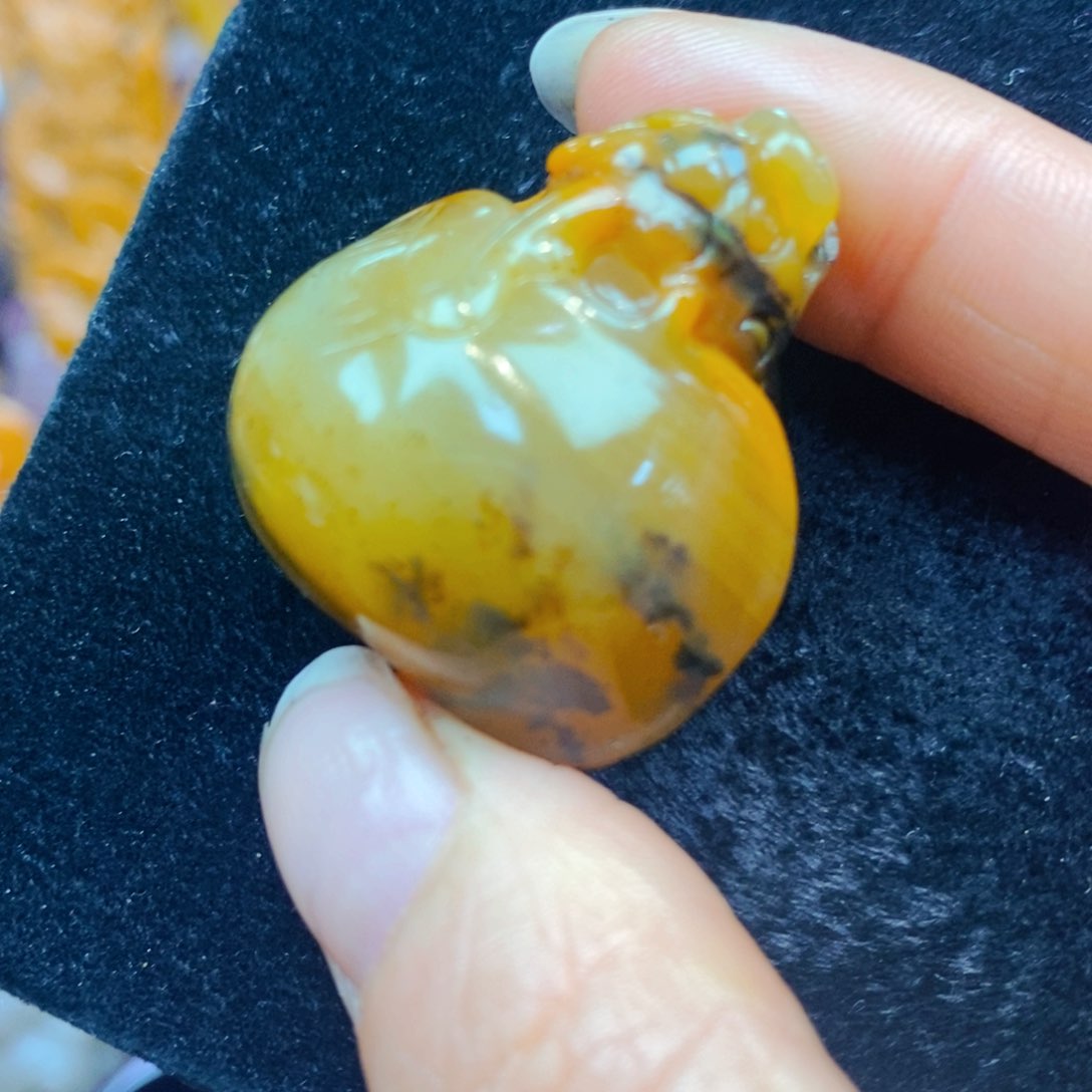 未镶嵌石英质玉（黄龙玉）颈饰