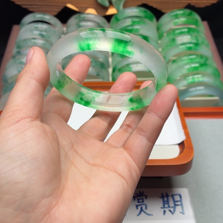 (***)石英质玉未镶嵌手镯