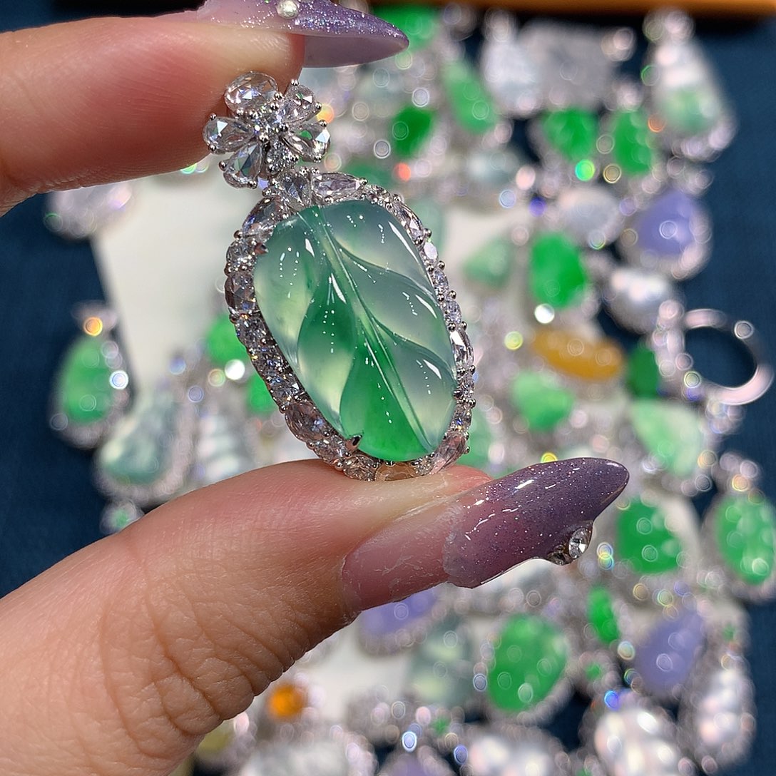 翡翠颈饰18K金镶嵌叶子