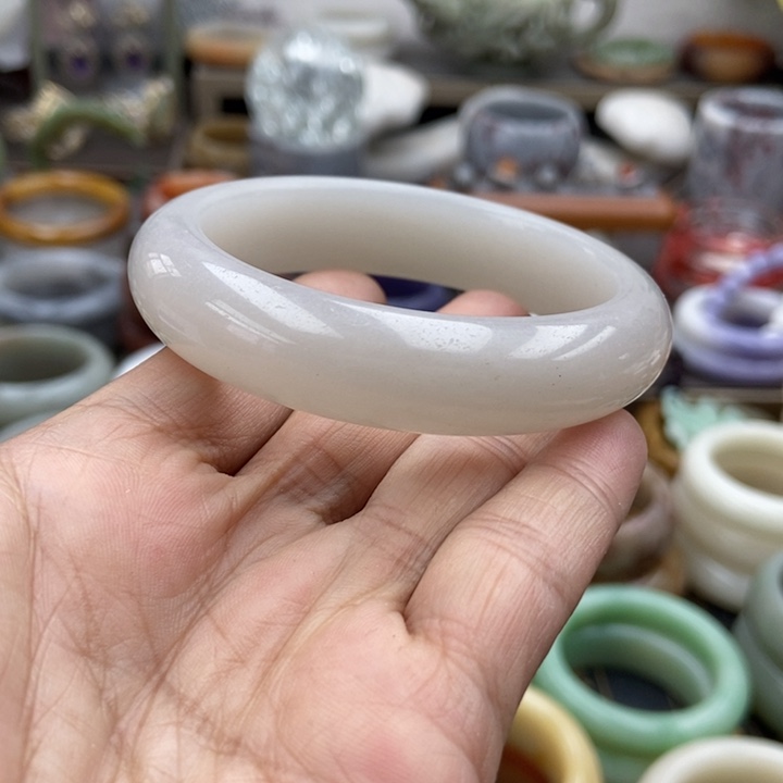 石英岩玉未镶嵌手镯太白