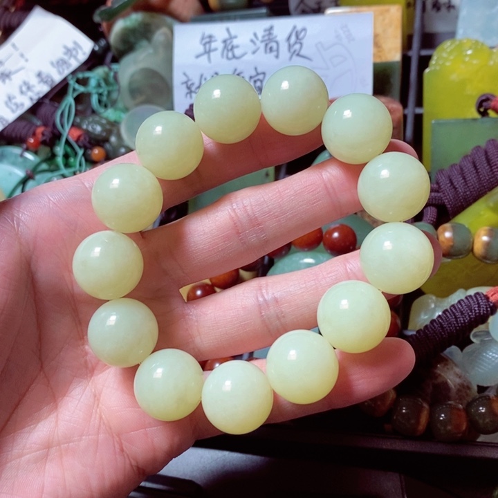 透闪石质玉颈饰未镶嵌