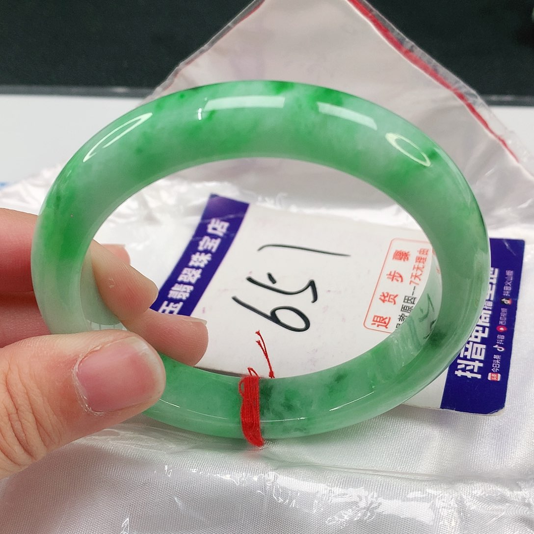 翡翠手镯未镶嵌翡翠