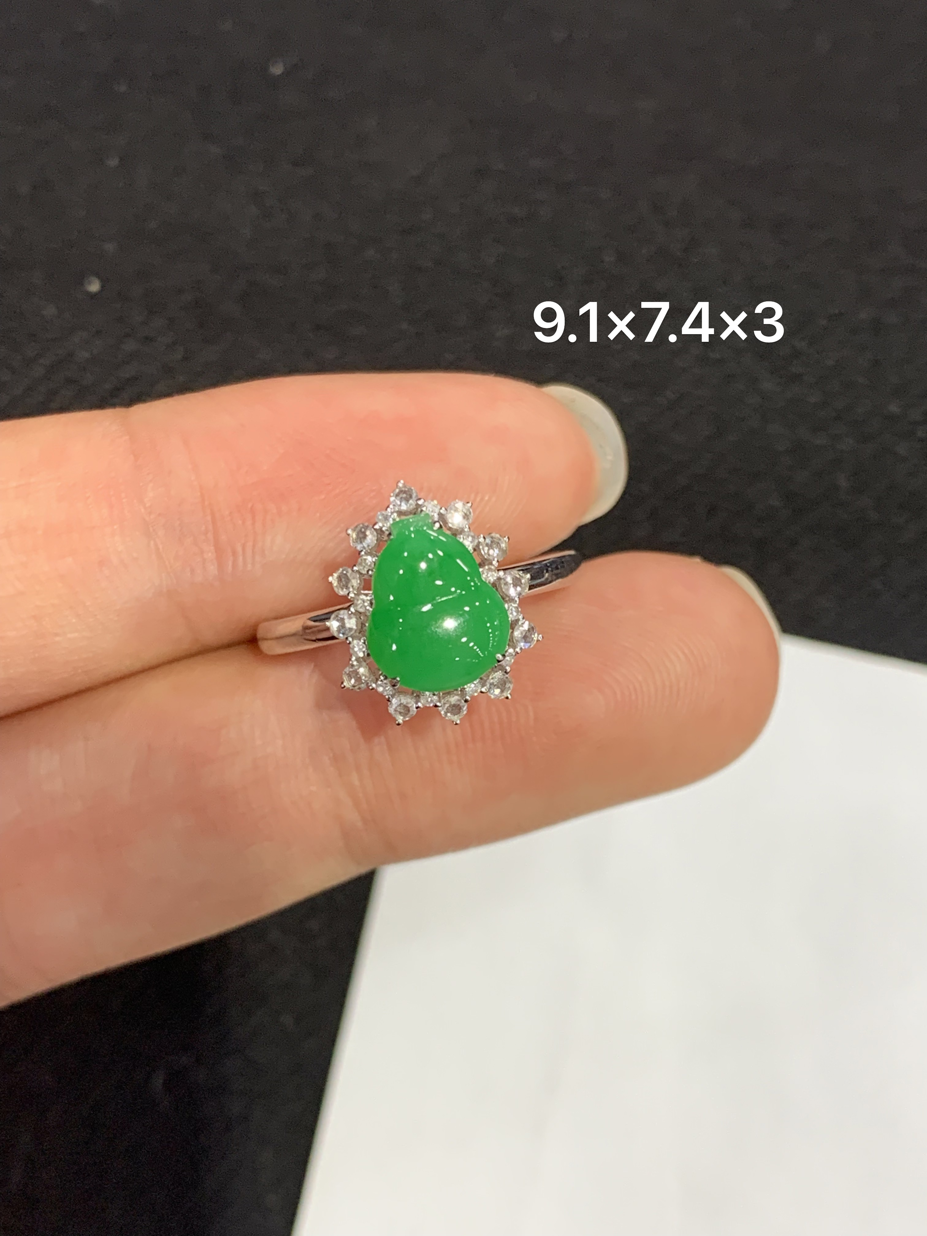 18K金镶嵌天然缅甸翡翠阳绿葫芦戒指