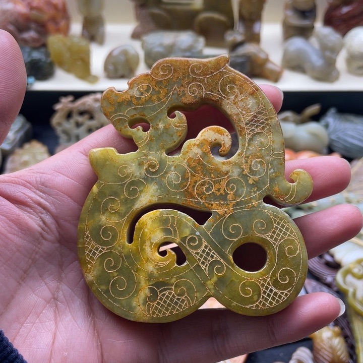 蛇纹石玉未镶嵌颈饰