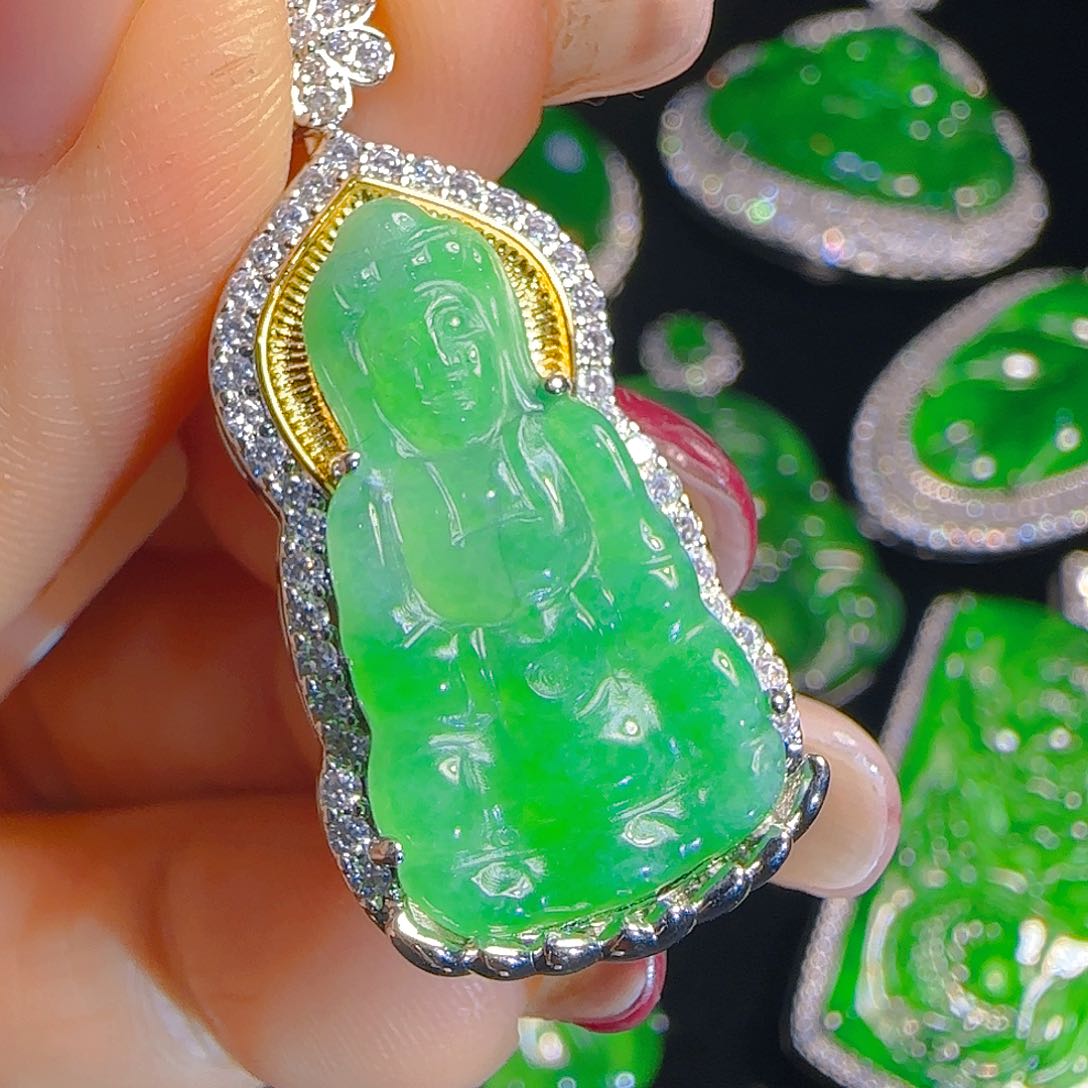 翡翠吊坠(赠链)未镶嵌