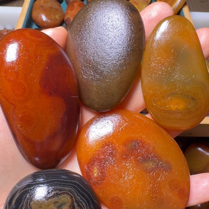 黑***白瓷片马达加斯加奇石手把件