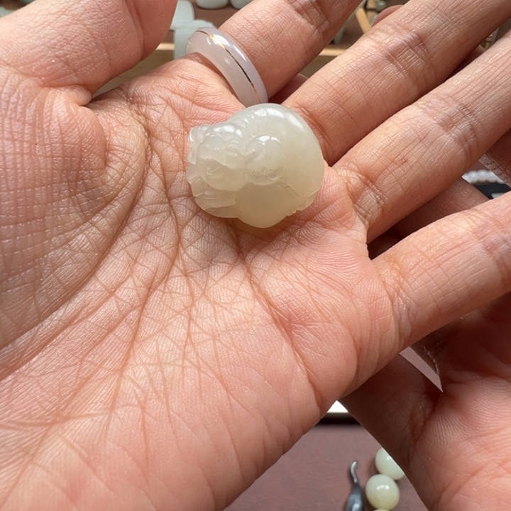 和田玉未镶嵌颈饰猪