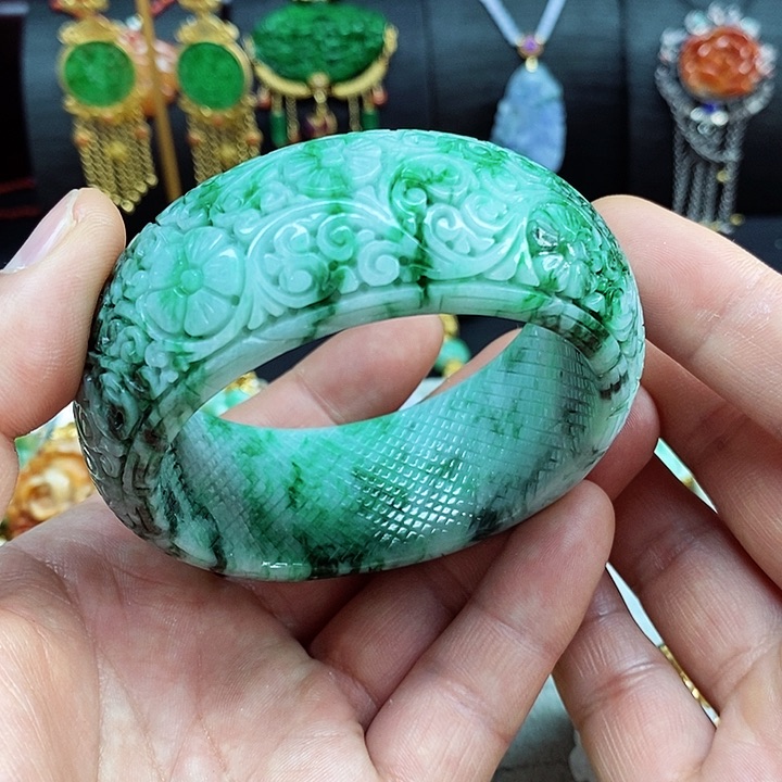 翡翠颈饰未镶嵌手镯