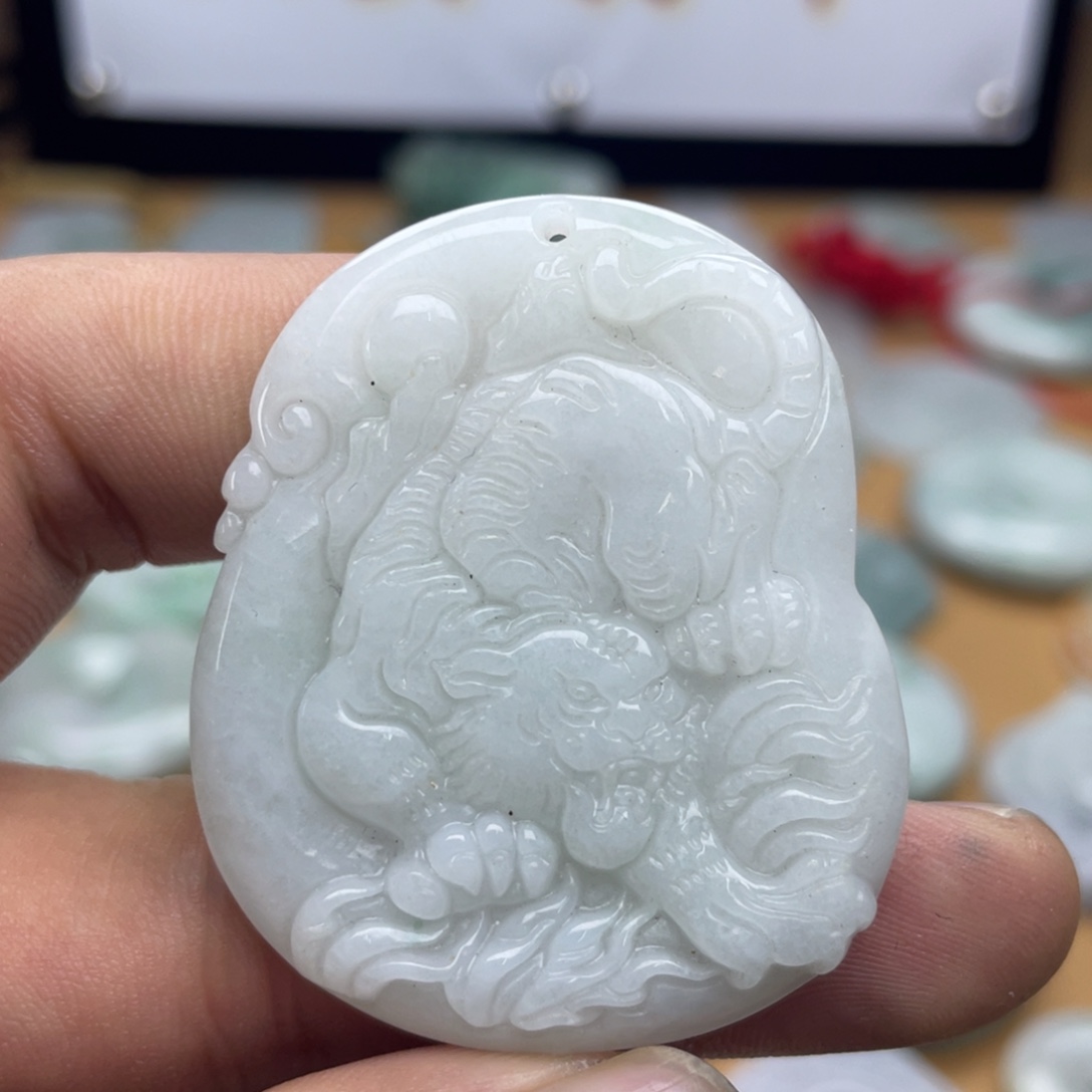 翡翠未镶嵌颈饰下山虎
