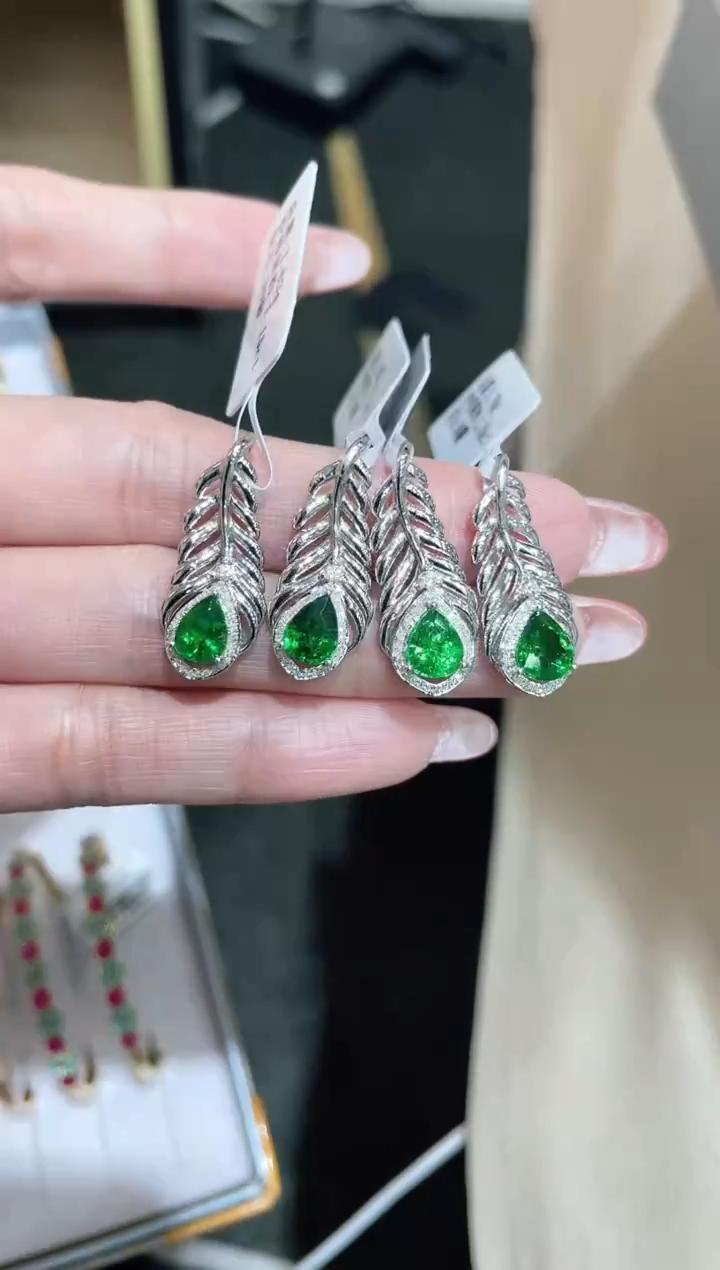  18K金镶嵌天然沙弗莱吊坠羽毛款 多样性发其一