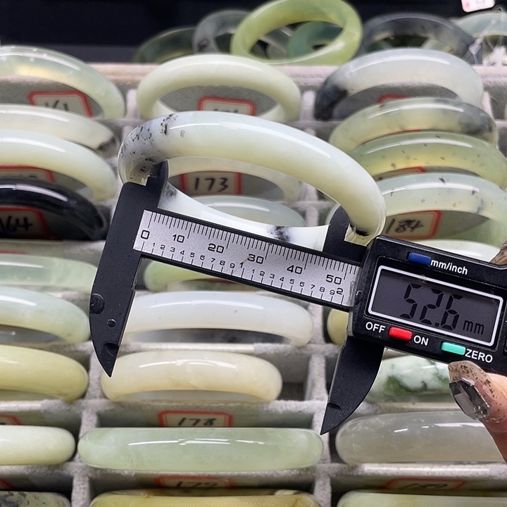 蛇纹石玉未镶嵌手镯172