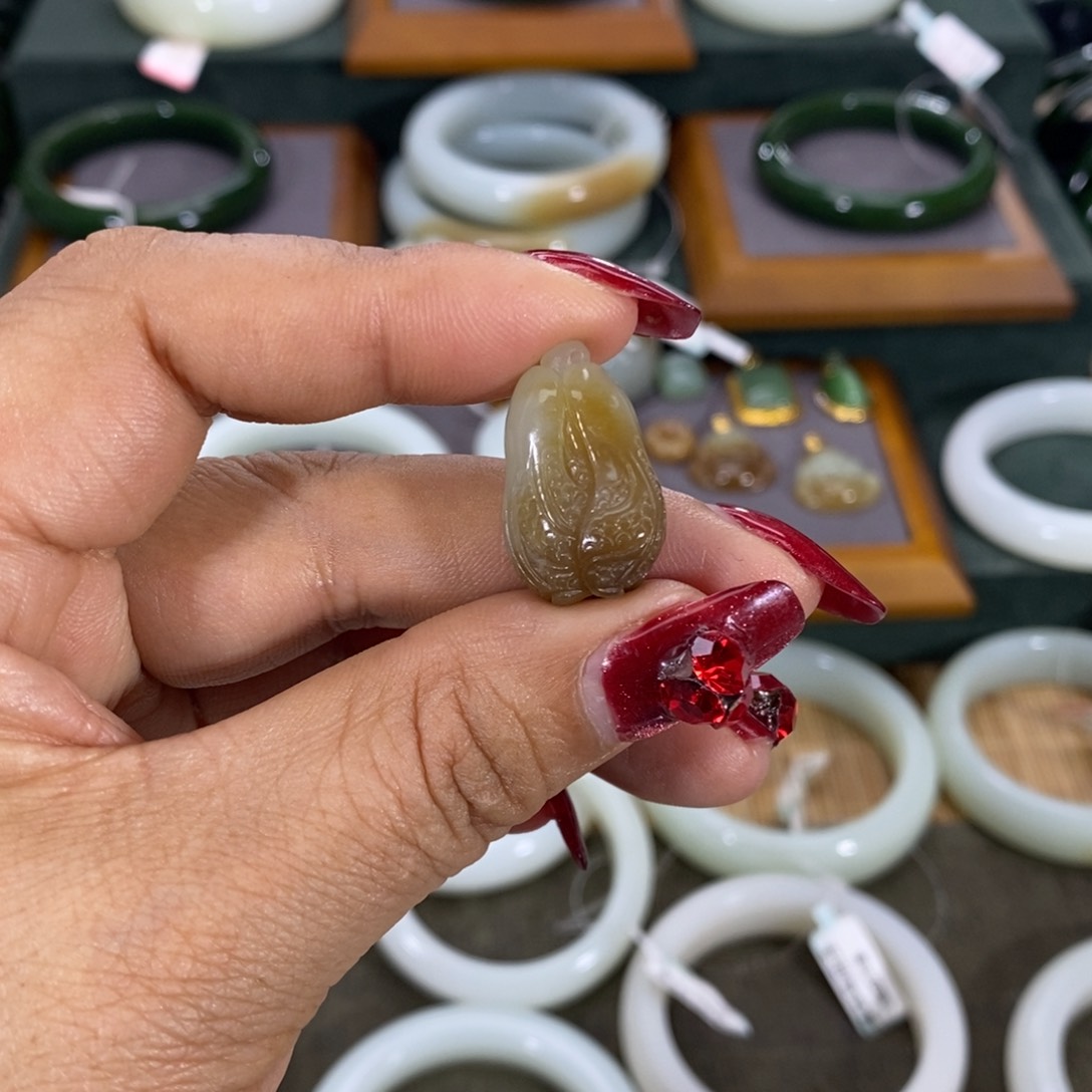 和田玉（糖玉）颈饰未镶嵌雨*