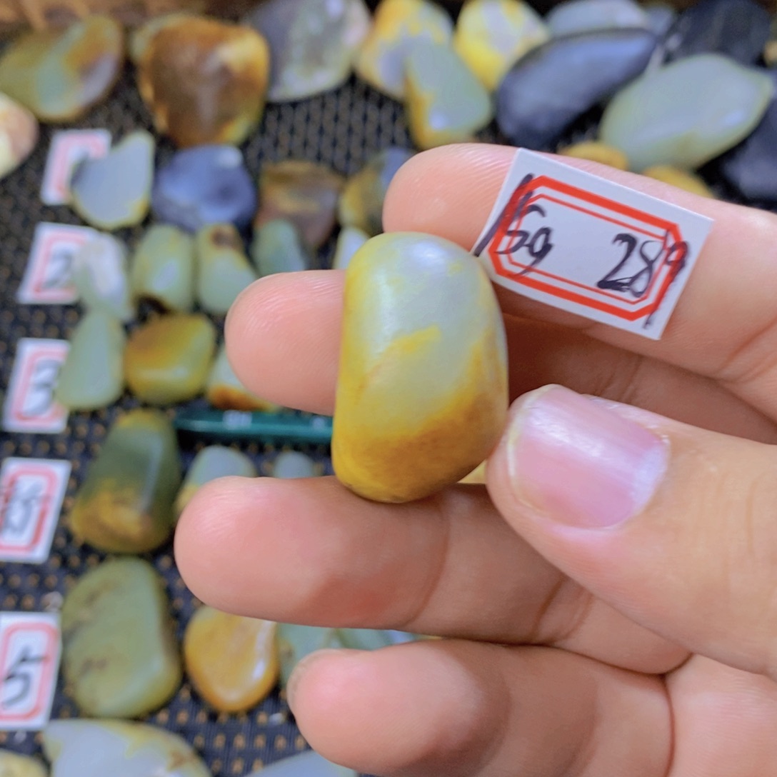 颈饰未镶嵌和田玉（糖玉）