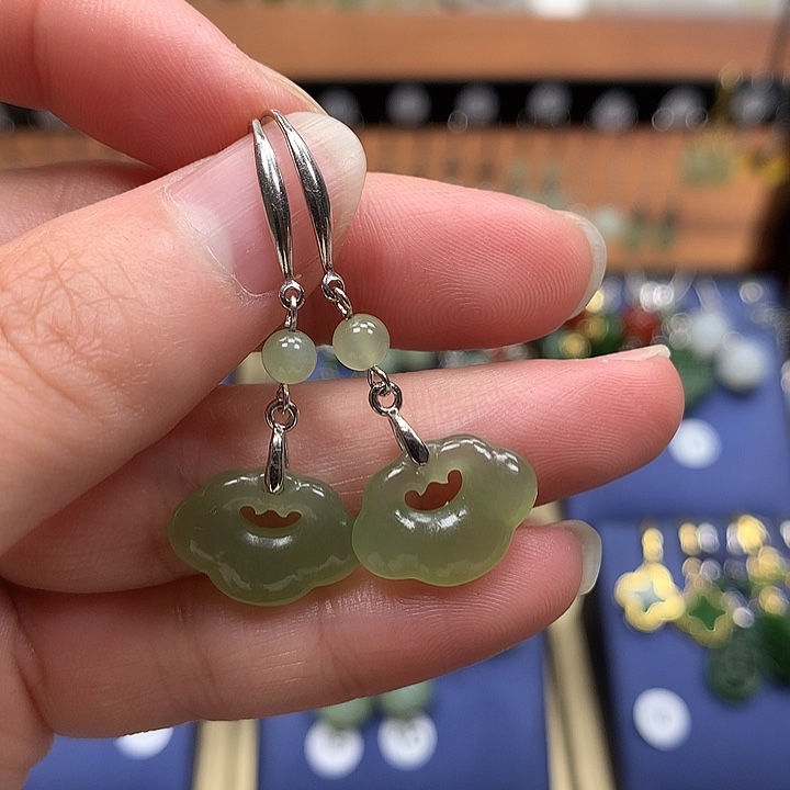 和田玉银S925镶嵌耳饰如意锁晴水色