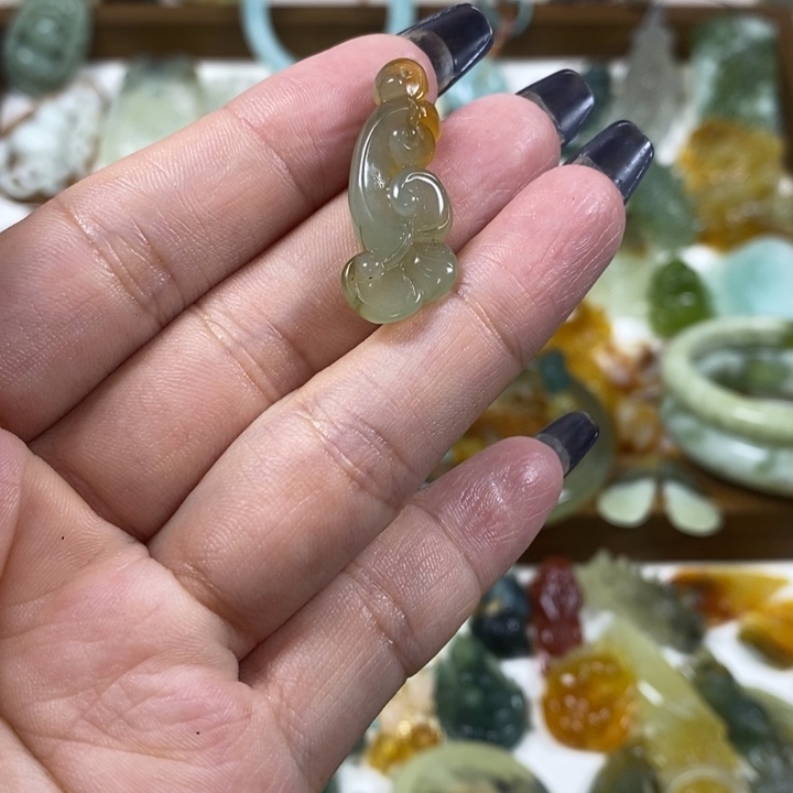 未镶嵌蛇纹石玉吊饰