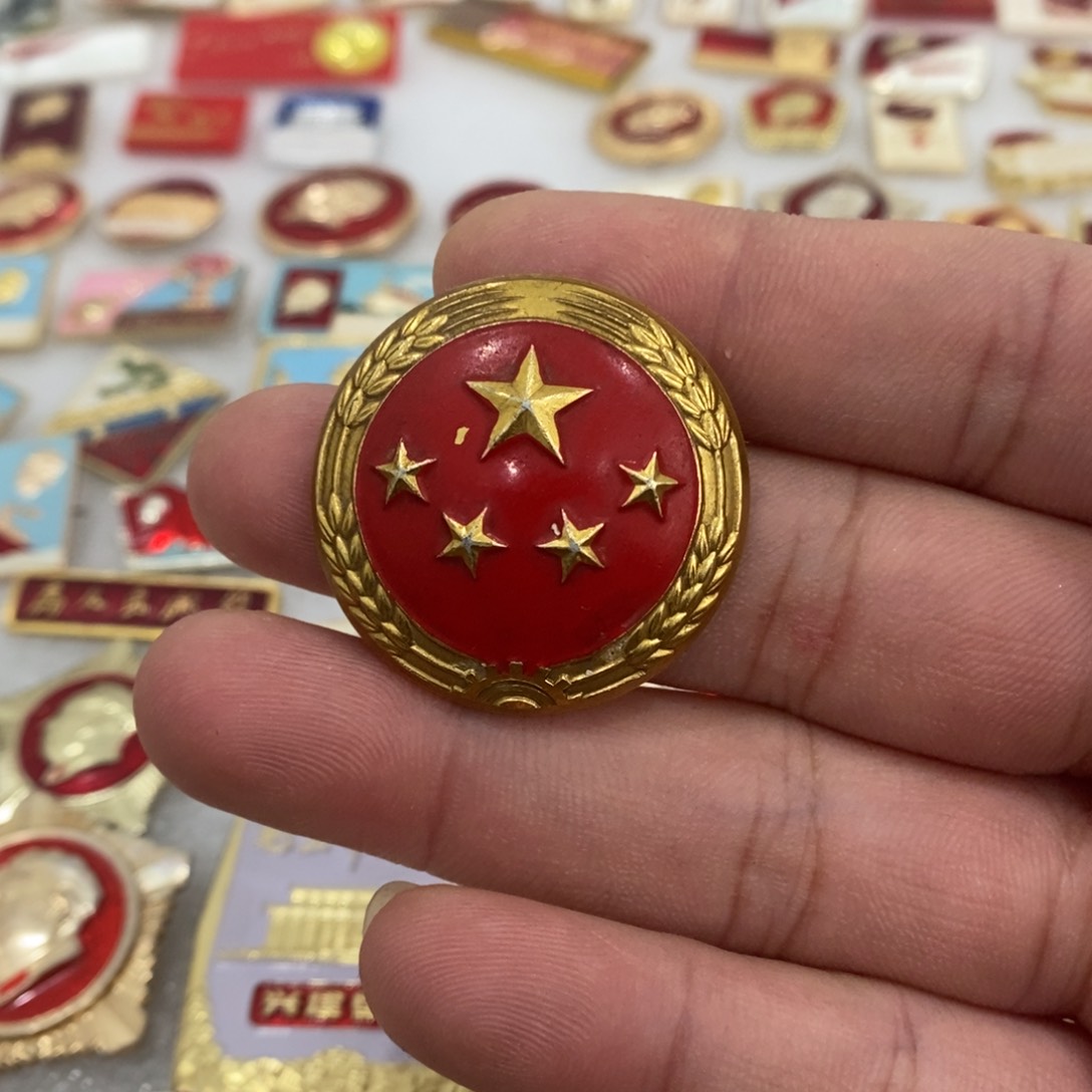 铝剑**天红色纪念章帽徽