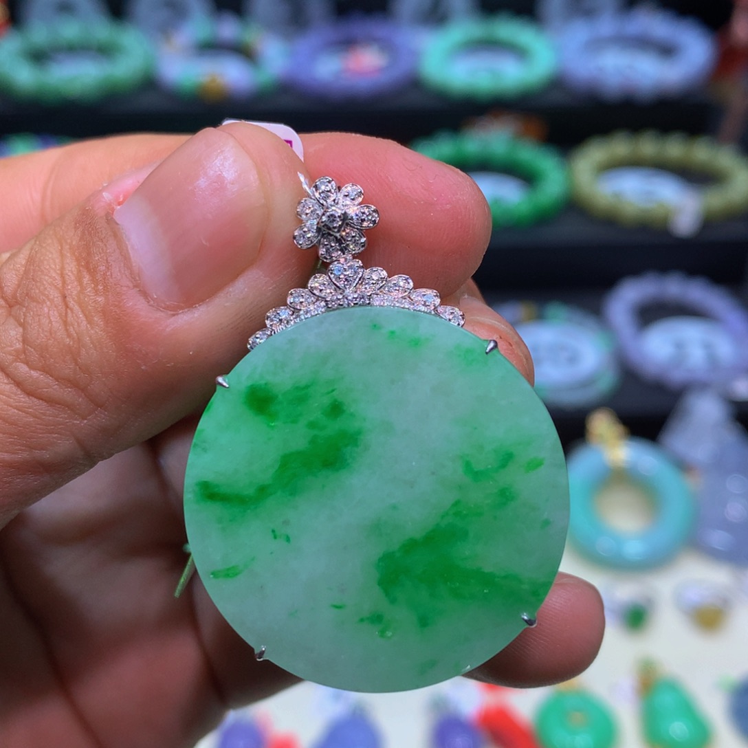 翡翠18K金镶嵌颈饰