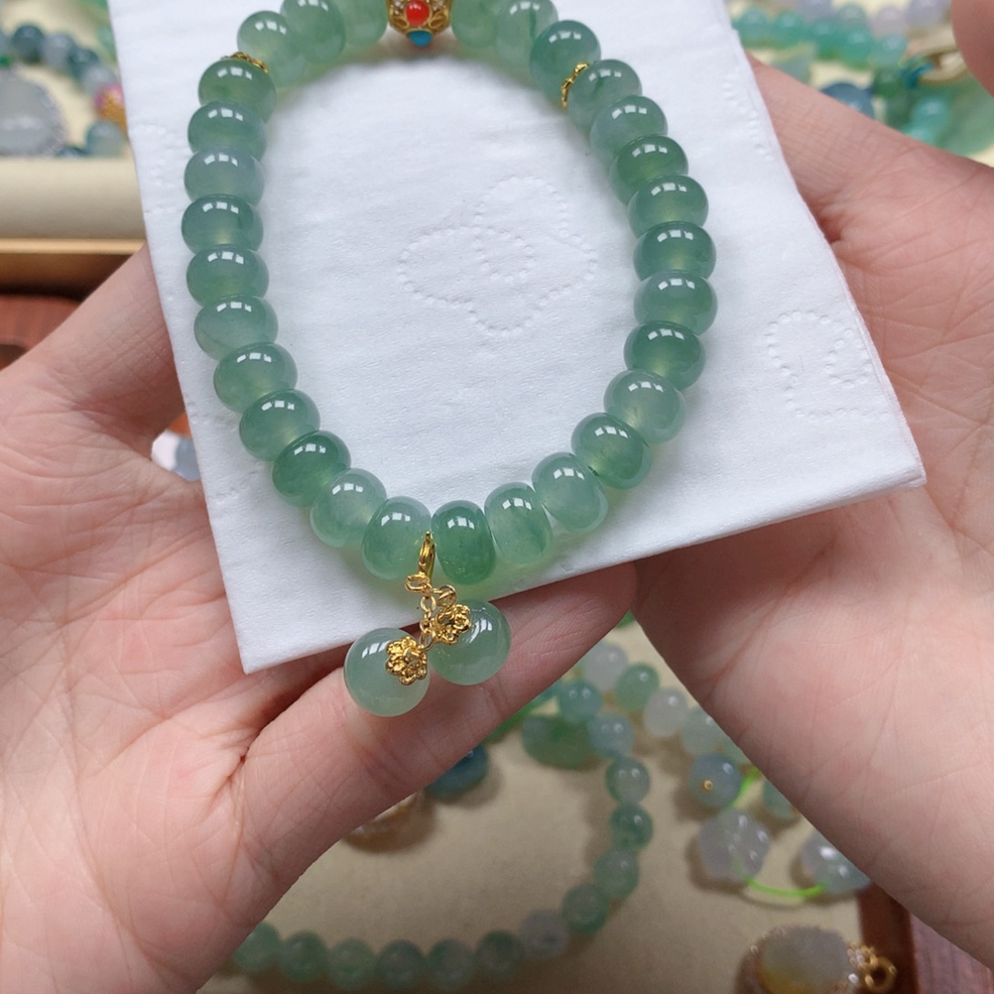 翡翠未镶嵌颈饰是