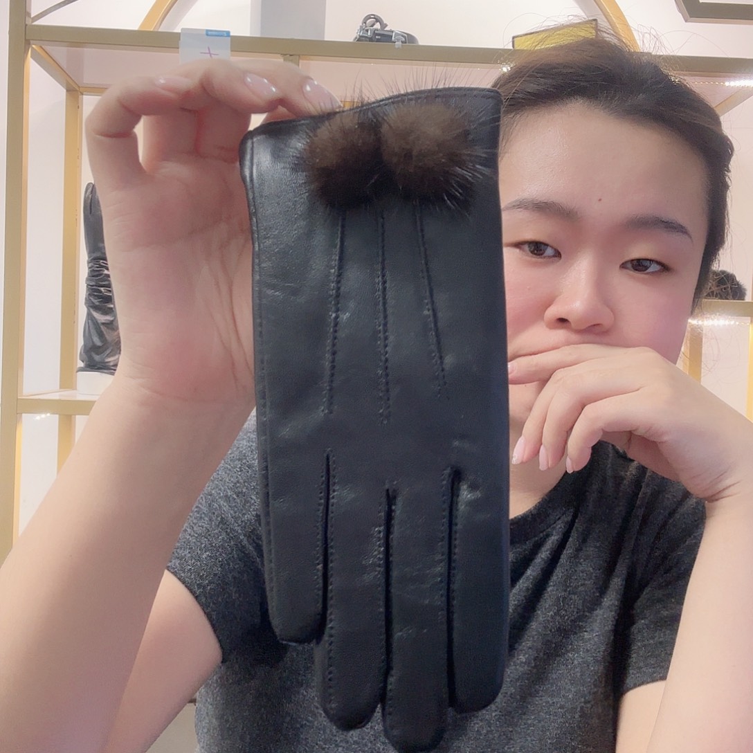 羊皮女款貂球款黑色触屏加绒138