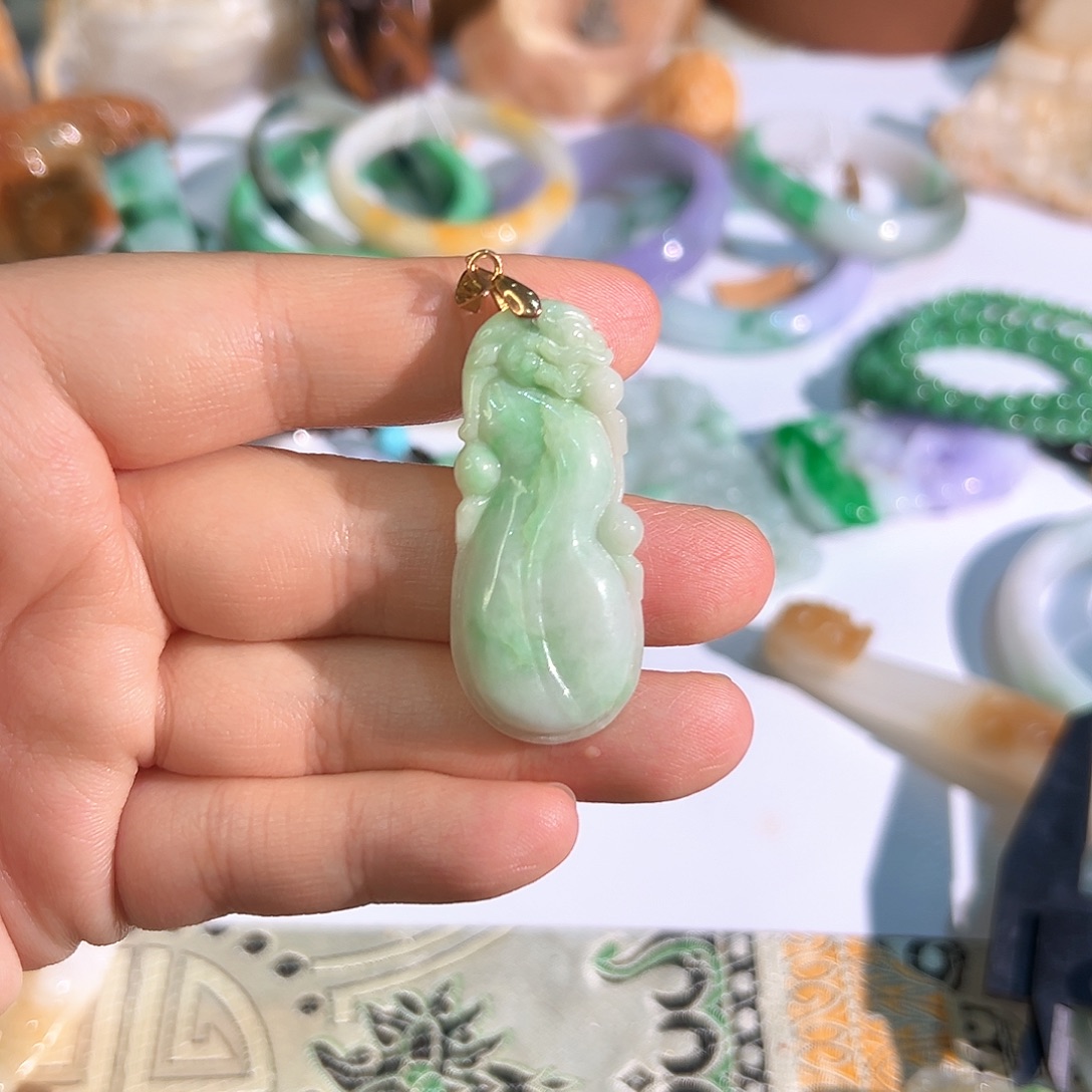 翡翠未镶嵌颈饰翡翠飘绿俏色特价不退