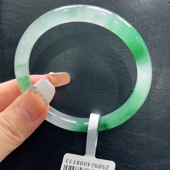 有***彩石英质玉（非洲翠）未镶嵌手镯