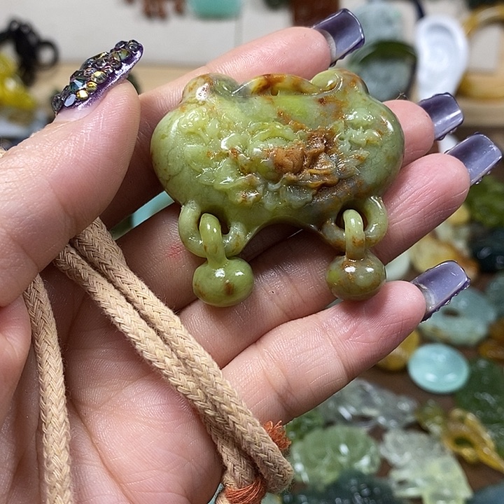 蛇纹石玉吊坠未镶嵌