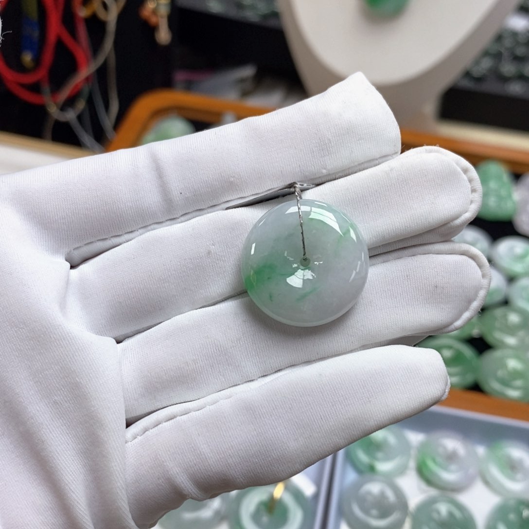 翡翠颈饰未镶嵌平安扣