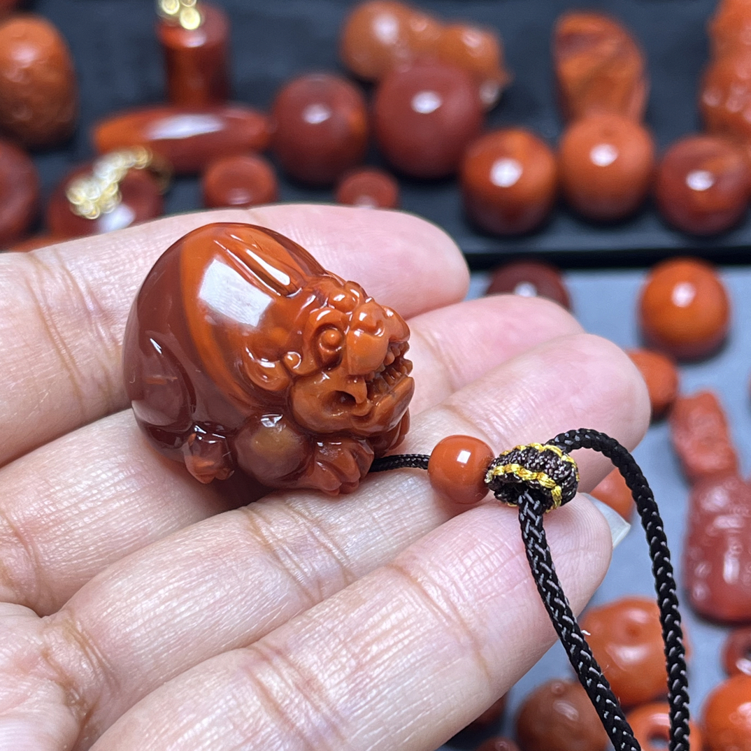 俏色巧雕精工瓦西南红貔貅挂件长25.5宽21mm