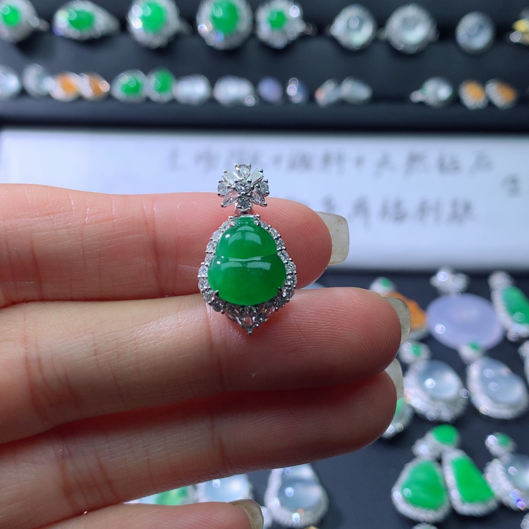 颈饰18K金镶嵌翡翠伴钻