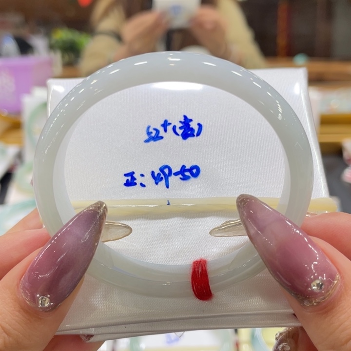 翡翠手镯未镶嵌翡翠