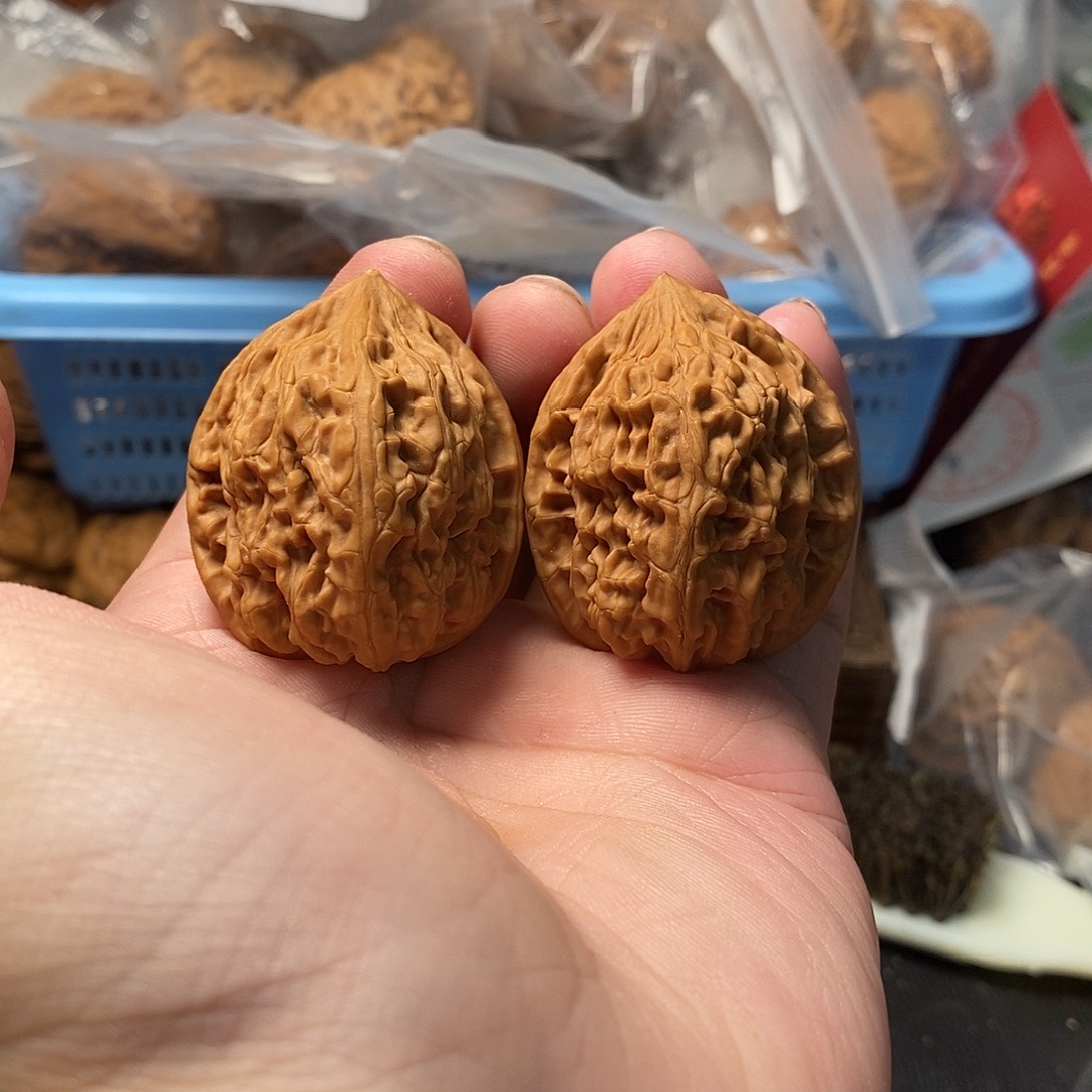 1文玩核桃油皮鸡心35-373