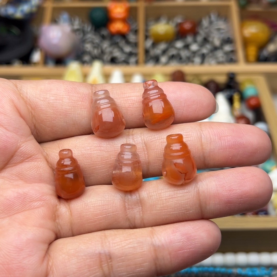 南红玛瑙10-12mm冰飘三通未镶嵌多样性发其中一颗