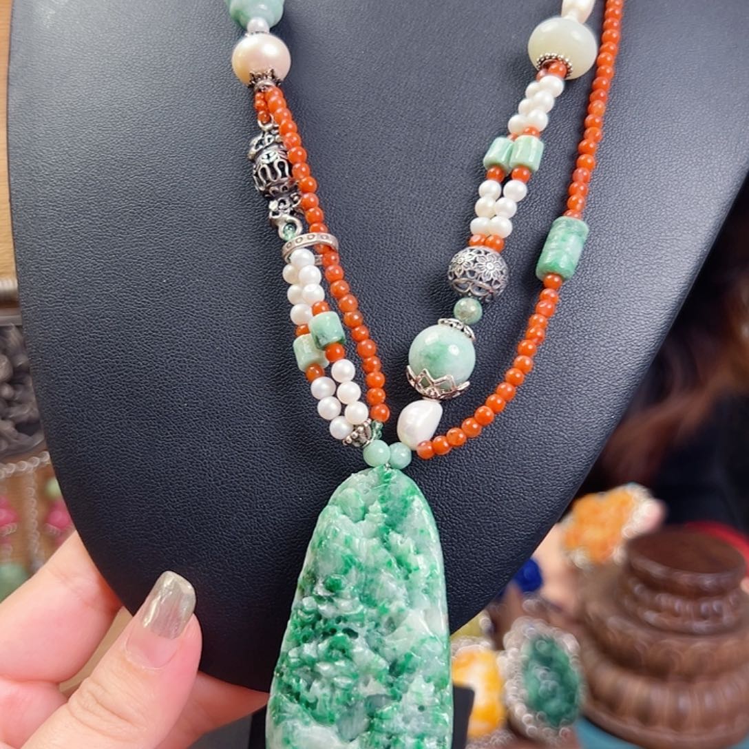 翡翠未镶嵌颈饰国风