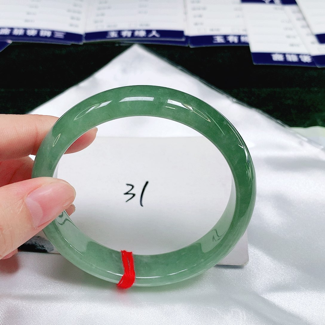 翡翠手镯未镶嵌翡翠手镯未镶嵌