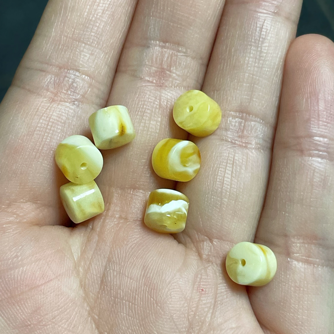 【辰轩珠宝】蜜蜡微瑕直切单珠6.7*5.5（发其中一个）