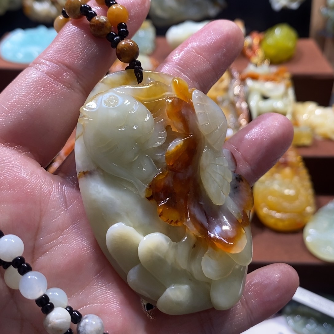 蛇纹石玉颈饰未镶嵌