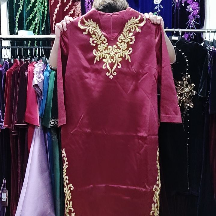 枣红品牌v领盘金绣后开叉连衣裙6xl150斤左右