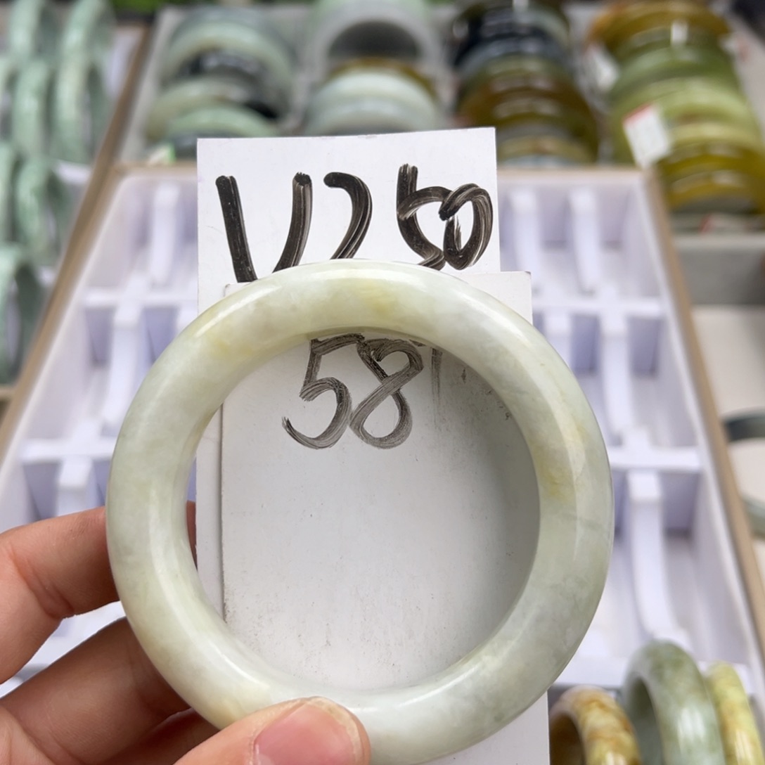 岫玉手镯未镶嵌天然岫玉