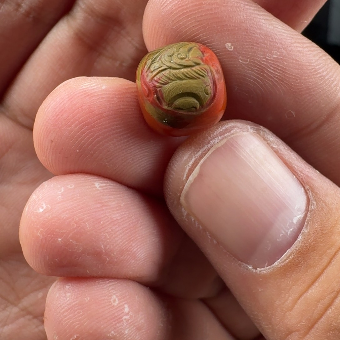 南红玛瑙包浆雕刻残面11.3mm未镶嵌