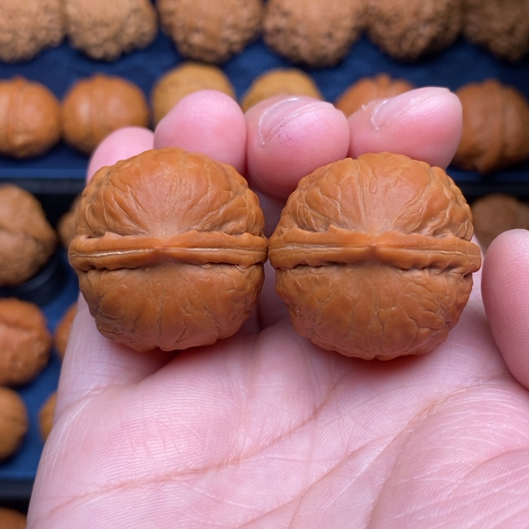 文玩核桃把件手捻野生山石头