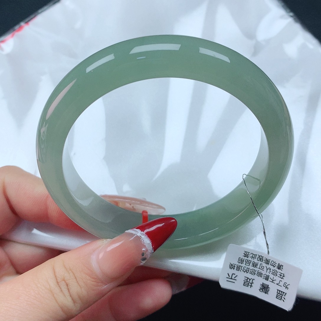 翡翠手镯未镶嵌60圈