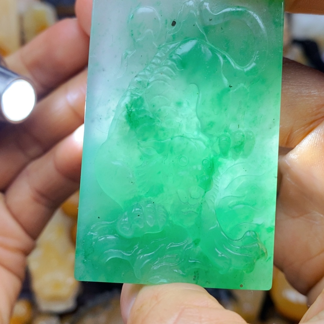 石英质玉（黄龙玉）颈饰未镶嵌