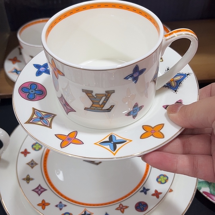 瓷片书斋里有个人在