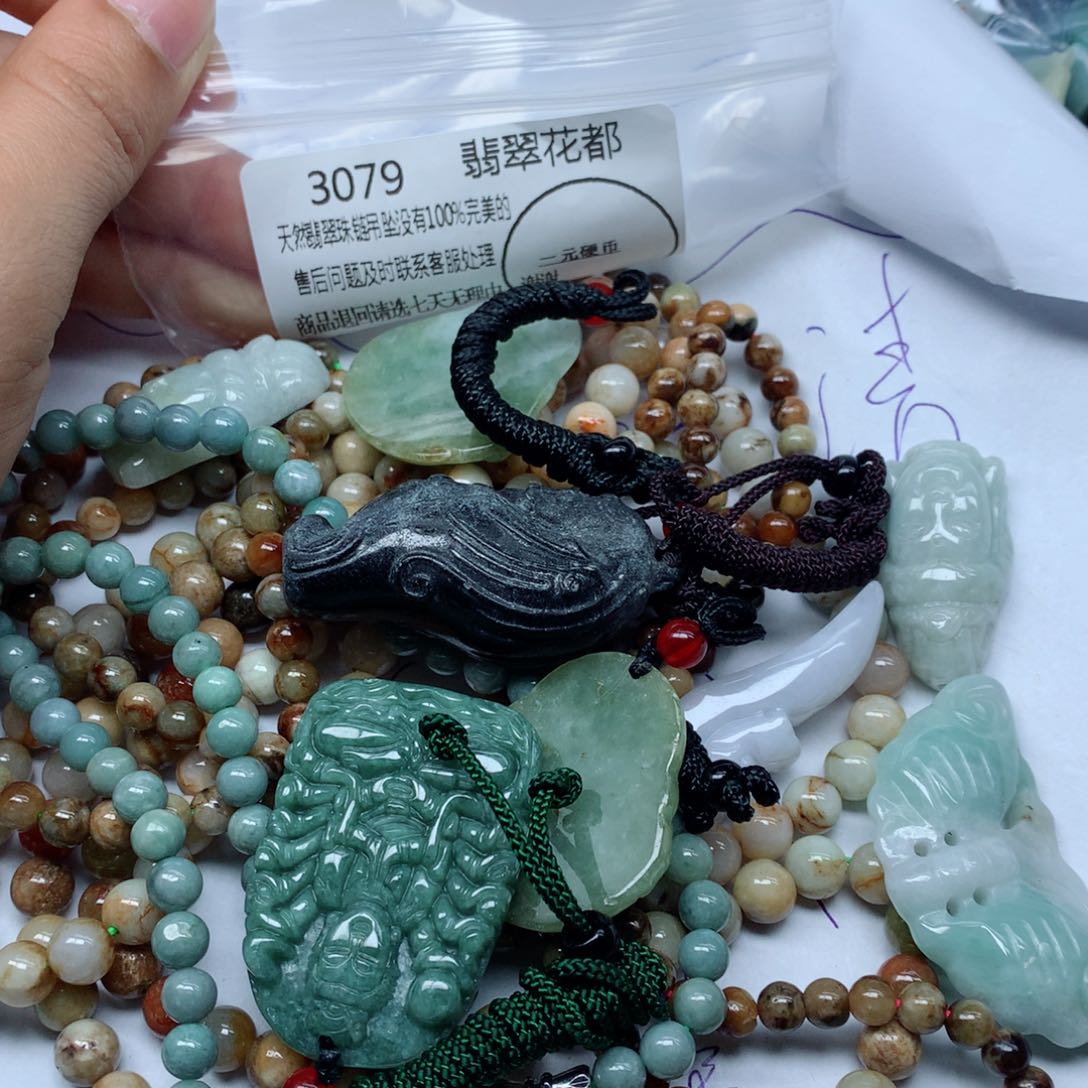 翡翠颈饰未镶嵌手串