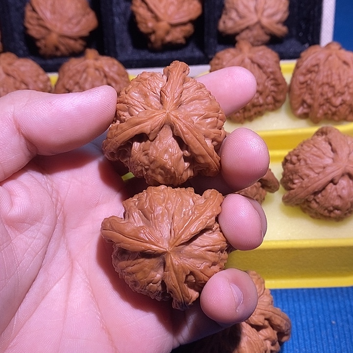 王***跑文玩核桃吊坠白狮子三棱