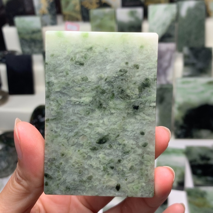 独山玉颈饰未镶嵌