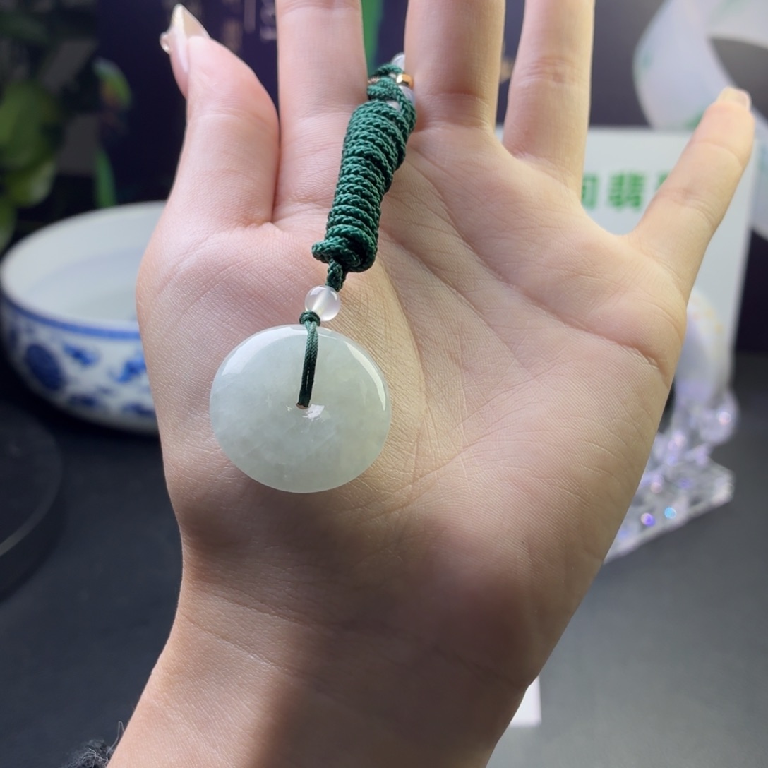 郑***️翡翠未镶嵌颈饰平安扣