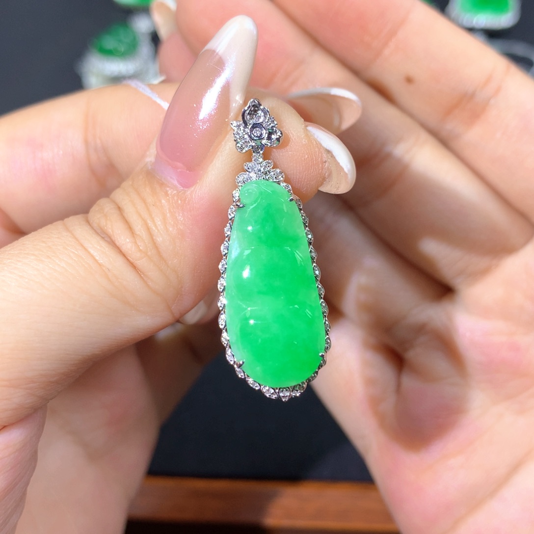 翡翠18K金镶嵌颈饰翡翠