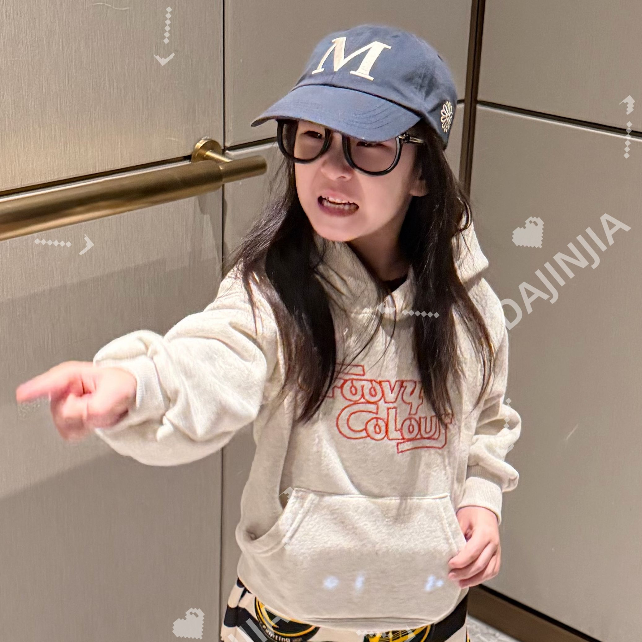 大金定制童装加厚秋冬宽松简约字母印花连帽一体绒幼儿园套头上衣